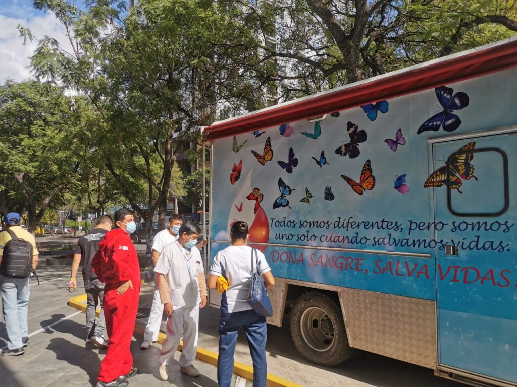 Unidad móvil del Banco de Sangre en la campaña Comparte Vida