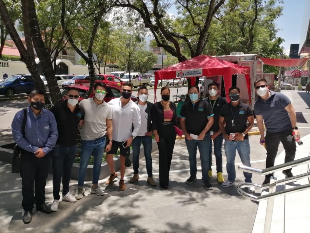 Equipo de voluntarios y donantes